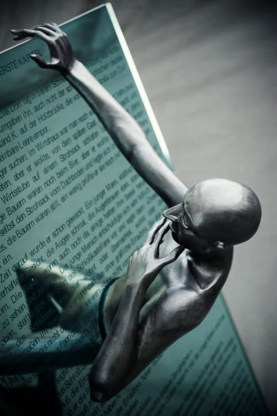 Kafka reader - forged sculpture (2013). Material: glass, metal - height 115 cm.